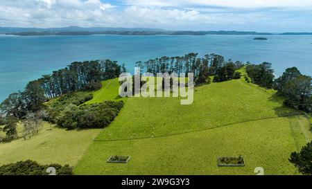 Terres agricoles sur la côte du golfe de Hauraki et ses îles Banque D'Images