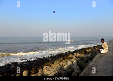 Seul au bord de la mer d'Arabie sur la promenade moderne du front de mer à Worli, Mumbai, Inde. Banque D'Images