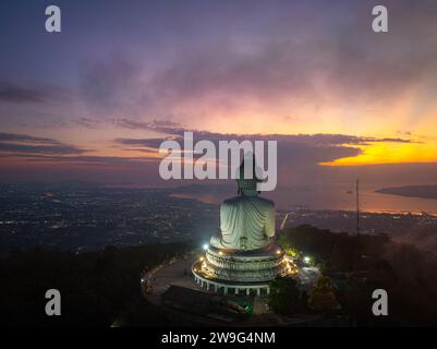 Vue aérienne le soleil doré brille à travers les nuages au-dessus de l'océan au Big Buddha. Rayon de soleil jaune vif brillent sur la tête de Phuket grand Bouddha. Banque D'Images