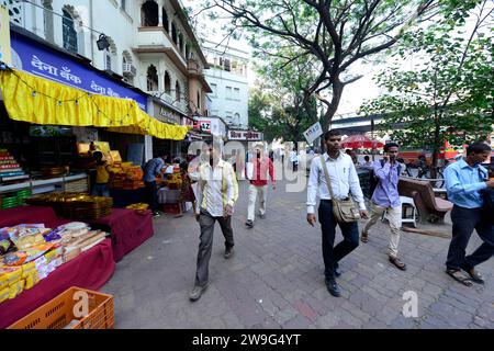 Marcher dans les rues de Dadar, Mumbai, Inde. Banque D'Images