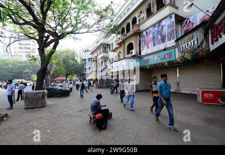 Marcher dans les rues de Dadar, Mumbai, Inde. Banque D'Images