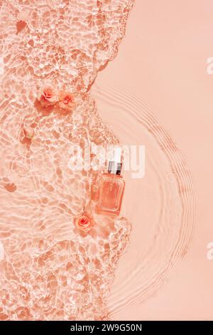 Cosmétiques sur fond d'eau avec des fleurs dans la couleur pêche tendance Banque D'Images