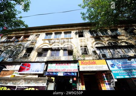 Marcher dans les rues de Dadar, Mumbai, Inde. Banque D'Images