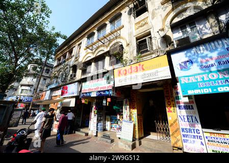 Marcher dans les rues de Dadar, Mumbai, Inde. Banque D'Images
