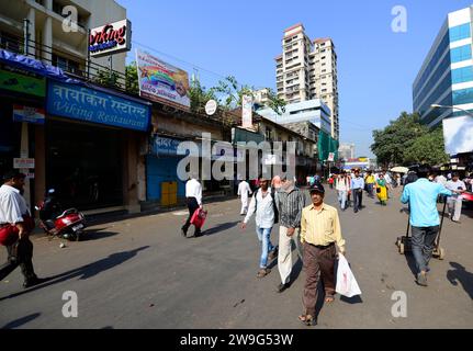 Marcher dans les rues de Dadar, Mumbai, Inde. Banque D'Images