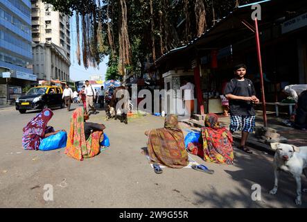 Des femmes mahrati assises sur la route à Dadar, Mumbai, Inde. Banque D'Images