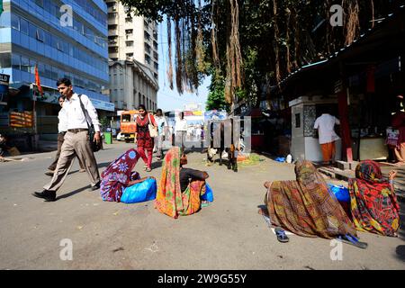 Des femmes mahrati assises sur la route à Dadar, Mumbai, Inde. Banque D'Images