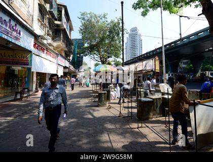Marcher dans les rues de Dadar, Mumbai, Inde. Banque D'Images