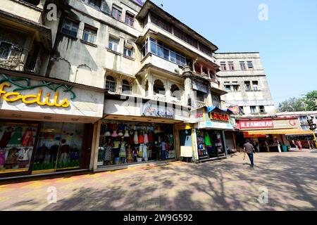 Marcher dans les rues de Dadar, Mumbai, Inde. Banque D'Images