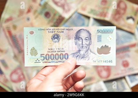 Main masculine tient un fan du billet de banque Vietnames Dong, la monnaie du Vietnam. Banque D'Images