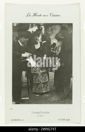 Lady and a gentleman entre le public à l'Hippodrome de Longchamp lors de courses hippiques dans le Bois de Boulogne, 1912 photographie Bois de Boulognepublisher : Paris papier baryta gélatine argentique imprimé femme à la mode, 'belle'. Homme adulte Longchamp Hippodrome Banque D'Images