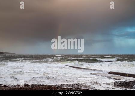 Tempête de novembre et arc-en-ciel de la plage de Crovie. Aberdenshire, Écosse Banque D'Images