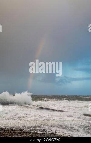 Tempête de novembre et arc-en-ciel de la plage de Crovie. Aberdenshire, Écosse Banque D'Images