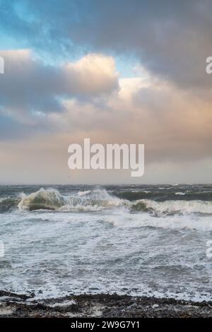 Tempête de novembre de la plage de Crovie. Aberdenshire, Écosse Banque D'Images