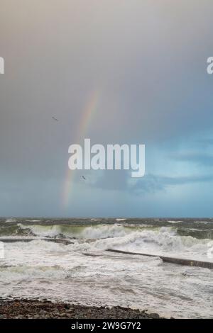 Tempête de novembre et arc-en-ciel de la plage de Crovie. Aberdenshire, Écosse Banque D'Images