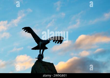 Silhouette de sculpture Osprey tôt le matin au lever du soleil. Spey Bay, Morayshire, Écosse Banque D'Images