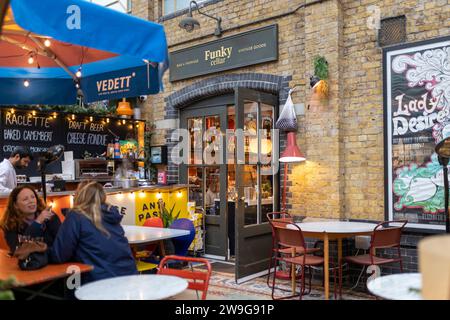 LONDRES Royaume-Uni -JUIN 27 2023 : café de cave funky au Spitalfields Market. Cour intérieure pour les visiteurs. Banque D'Images