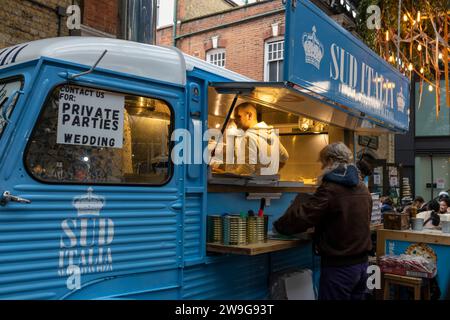 LONDRES Royaume-Uni -JUIN 27 2023 : pizzeria dans un van bleu. Spitalfields Antic Market. Banque D'Images
