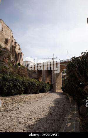 Aqueduc dans la vieille ville de Polignano a Mare ville Banque D'Images