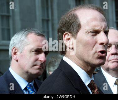 Photo du dossier datée du 11/9/2001 de Richard Haass, conseiller spécial du président Bush (parlant), s'adressant à des journalistes après avoir eu des entretiens avec le Premier ministre irlandais Bertie Ahern (à gauche), dans les bâtiments du gouvernement, Dublin. Une suggestion selon laquelle trois républicains étaient en vacances en Colombie plutôt que de former des rebelles a été considérée comme une « insulte pour (les) renseignements » des diplomates, montrent des documents d'archives. On craignait à l ' époque que l ' arrestation en 2001 de ce que l ' on appelle les trois Colombia ne nuise au processus de paix en Irlande du Nord. Date de publication : jeudi 28 décembre 2023. Banque D'Images