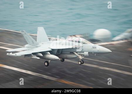 L'USS Carl Vinson (CVN 70) effectue des opérations aériennes en mer de Chine méridionale le 26 décembre 2023. Photo de Joshua SAPIEN Banque D'Images