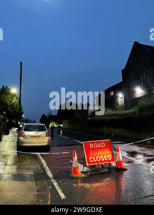 Un cordon de police sur Scott Road, Burngreave, après la mort d'un homme de 46 ans et plusieurs autres blessés après qu'une voiture ait heurté une foule de personnes lors de violences à Sheffield. Un homme de 23 ans a été arrêté pour suspicion de meurtre et un homme de 55 ans soupçonné de tentative de meurtre, a déclaré la police du South Yorkshire. Date de la photo : jeudi 28 décembre 2023. Banque D'Images