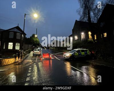 Un cordon de police sur Scott Road, Burngreave, après la mort d'un homme de 46 ans et plusieurs autres blessés après qu'une voiture ait heurté une foule de personnes lors de violences à Sheffield. Un homme de 23 ans a été arrêté pour suspicion de meurtre et un homme de 55 ans soupçonné de tentative de meurtre, a déclaré la police du South Yorkshire. Date de la photo : jeudi 28 décembre 2023. Banque D'Images