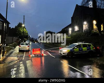 Un cordon de police sur Scott Road, Burngreave, après la mort d'un homme de 46 ans et plusieurs autres blessés après qu'une voiture ait heurté une foule de personnes lors de violences à Sheffield. Un homme de 23 ans a été arrêté pour suspicion de meurtre et un homme de 55 ans soupçonné de tentative de meurtre, a déclaré la police du South Yorkshire. Date de la photo : jeudi 28 décembre 2023. Banque D'Images