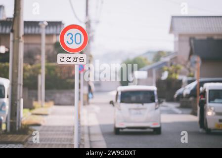 30 kokokara est un panneau routier au Japon qui signifie que la limite de vitesse est de 30 km/h à partir de ce point. Banque D'Images