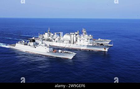 (231228) -- PÉKIN, 28 déc. 2023 (Xinhua) -- les navires de la flotte de la 23e mission d'escorte dépêchés par la marine de l'Armée populaire de libération (APL) chinoise sont en opération de réapprovisionnement lors de leur voyage du 25 avril 2016. Depuis décembre 2008, la Chine envoie des navires de guerre pour mener des opérations de protection des navires dans le golfe d'Aden et au large de la Somalie. Au cours des 15 dernières années, 45 flottes consécutives, 150 navires et 35 000 membres du personnel de la marine PLA se sont joints aux efforts, escortant plus de 7 200 navires chinois et étrangers, dont 12 navires du Programme alimentaire mondial. POUR ALLER AVEC Banque D'Images