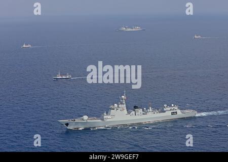 (231228) -- PÉKIN, 28 décembre 2023 (Xinhua) -- le destroyer à missiles guidés Urumqi (avant) et le navire de réapprovisionnement complet Dongpinghu (arrière) de la flotte de la 45e mission d'escorte envoyée par la marine chinoise de l'Armée populaire de libération (APL) escortent des bateaux de pêche chinois le 20 octobre 2023. Depuis décembre 2008, la Chine envoie des navires de guerre pour mener des opérations de protection des navires dans le golfe d'Aden et au large de la Somalie. Au cours des 15 dernières années, 45 flottes consécutives, 150 navires et 35 000 membres du personnel de la marine PLA ont rejoint les efforts, escortant plus de 7 200 Chinois Banque D'Images