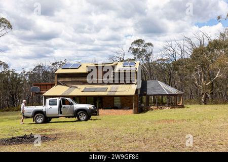 Maison de propriété rurale dans le centre ouest de la Nouvelle-Galles du Sud, Australie, homme à l'extérieur avec Mazda ute véhicule Banque D'Images