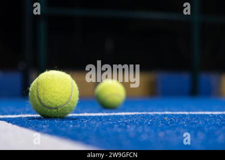 balles sur un court de paddle-tennis la nuit Banque D'Images