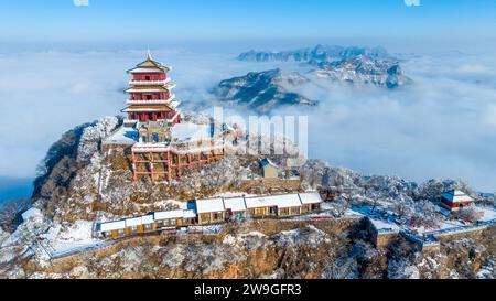 Pékin, Chine. 12 décembre 2023. Cette photo aérienne prise le 12 décembre 2023 montre des paysages de la montagne Wangwu dans la ville de Jiyuan, province du Henan en Chine centrale. Un rendez-vous avec la neige rafraîchit les paysages alors que l'hiver quitte ses pas dans la plupart des régions de Chine. Crédit : Duan Erping/Xinhua/Alamy Live News Banque D'Images