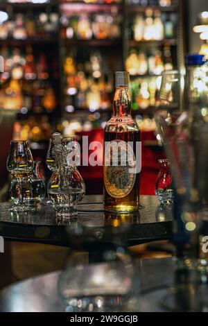 Whisky Glen Grant au Bertie's Whisky Bar, Fife Arms, Braemar, Écosse. Banque D'Images