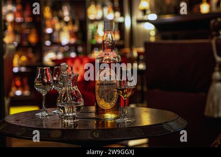 Whisky Glen Grant au Bertie's Whisky Bar, Fife Arms, Braemar, Écosse. Banque D'Images