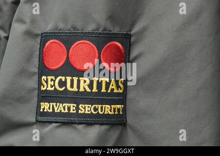 Houston, Texas États-Unis 12-27-2023. Logo de l'emblème Securitas Security Services isolé sur une manche de veste. Société de sécurité mondiale fondée en Suède en 1934. Banque D'Images