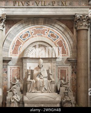 Statue à la mémoire du pape Pie VII ; basilique Saint-Pierre, Vatican, Rome, Italie. Banque D'Images