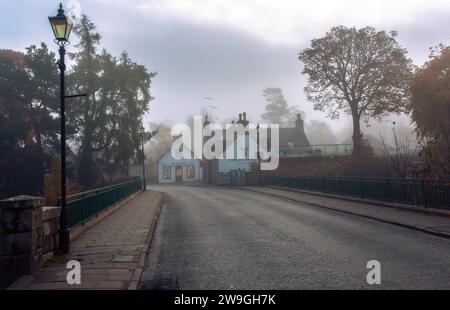 Pont Braemar : scène de rue du village tôt le matin avec brouillard, Écosse . Banque D'Images