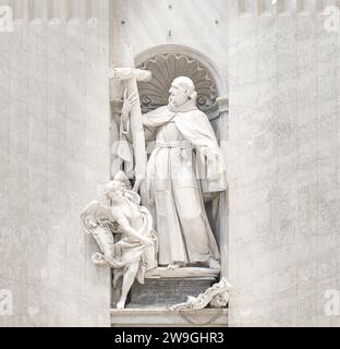 Statue à la mémoire de Saint Pierre d'Alcantara ; basilique Saint Pierre, Vatican, Rome, Italie. Banque D'Images