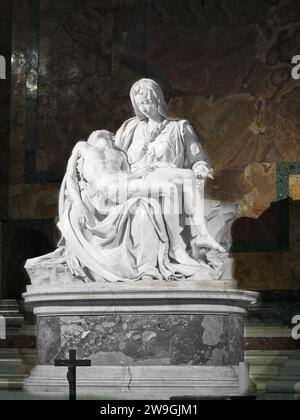 La pieta, statue en marbre du mort de Jésus-Christ dans les bras de sa mère Marie, par Michel-Ange Buonarroti ; basilique Saint-Pierre, Vatican, Rome. Banque D'Images