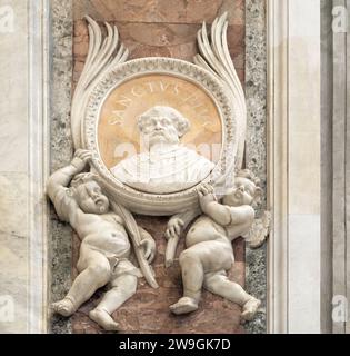 Statue à la mémoire du pape Saint-Pie ; basilique Saint-Pierre, Vatican, Rome, Italie. Banque D'Images