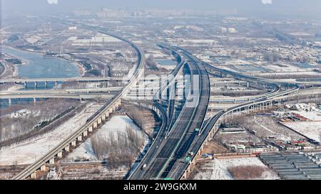 (231228) -- PÉKIN, 28 décembre 2023 (Xinhua) -- cette photo aérienne prise le 28 décembre 2023 montre des véhicules à moteur circulant dans une section de la voie rapide Beijing-Xiong'an à Pékin, capitale de la Chine. Un nouveau segment de l'autoroute Beijing-Xiong'an a ouvert à la circulation jeudi, marquant l'achèvement de l'ensemble de l'autoroute, selon l'autorité des transports de la Chine.l'autoroute directe entre Pékin et Xiong'an New Area, dans la province du Hebei, dans le nord de la Chine, réduira le temps de conduite entre la cinquième rocade sud-ouest de Pékin et la nouvelle zone de Xiong'an à une heure, a déclaré le ministère des Transports. Banque D'Images