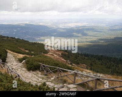 Sur le sentier dans les montagnes de Karkonosze (géant), Polonais - République tchèque frontière. L'Union européenne. Banque D'Images