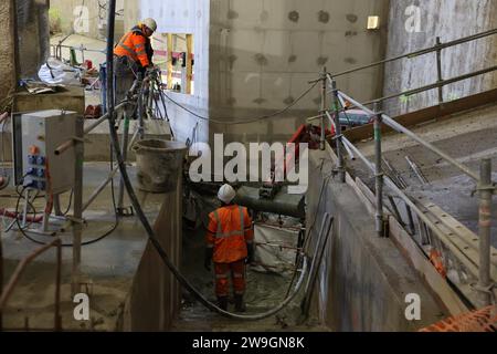 Paris, France. 20 décembre 2023. © PHOTOPQR/LE PARISIEN/le parisien/Arnaud Journois ; PARIS ; 20/12/2023 ; visite du chasseur du bassin d'Austerlitz, creusé pour améliorer la qualité de l'eau de la Seine /PHOTO LE PARISIEN/ARNAUD JOURNOIS - Paris, France, 20 décembre 2023. Visite du chantier du bassin d’Austerlitz, creusé pour améliorer la régulation de la qualité de l’eau de la Seine, notamment en vue des épreuves olympiques. Sa capacité de stockage est impressionnante : 50 000 m3 d’eau, soit environ 20 piscines olympiques. Crédit : MAXPPP/Alamy Live News Banque D'Images