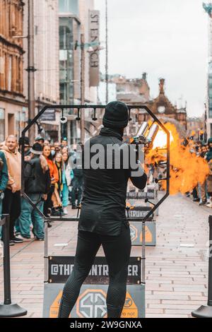 Street Performer saute dans Fire Glasgow Scotland Buchannan Street Banque D'Images