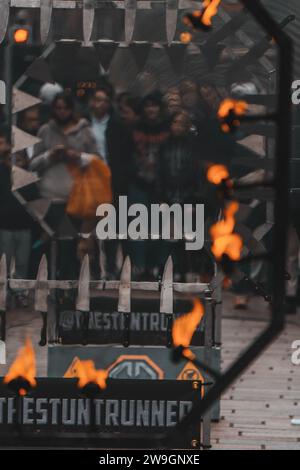 Street Performer saute dans Fire Glasgow Scotland Buchannan Street Banque D'Images