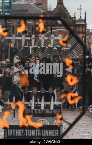 Street Performer saute dans Fire Glasgow Scotland Buchannan Street Banque D'Images