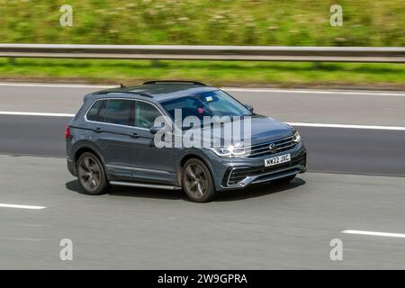 2022 VW Volkswagen Tiguan R-Line TSI S-A 1,5 EVO 150 DSG Auto 2WD Start/Stop Grey car SUV essence 1498 cc ; voyageant sur l'autoroute M6 dans le Grand Manchester, Royaume-Uni Banque D'Images