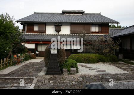 Rues et maisons traditionnelles japonaises de la ville de Magome Juku le long du sentier Nakasendo dans la vallée de Kiso, au Japon. Banque D'Images